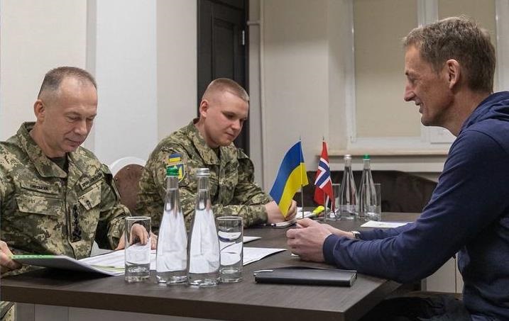 Новини України - Сирський нагородив голову ЗС Норвегії Хрестом заслуги