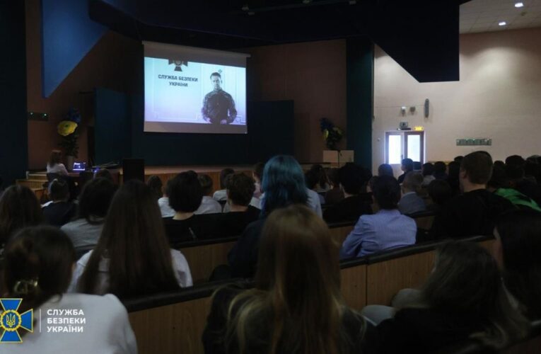 Спали ФСБшника: СБУ та Усик пояснили школярам, як не стати агентами РФ