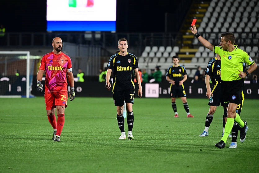 Новини спорту - Спинений політ: кар'єра воротаря Комо завершилася вилученням з поля