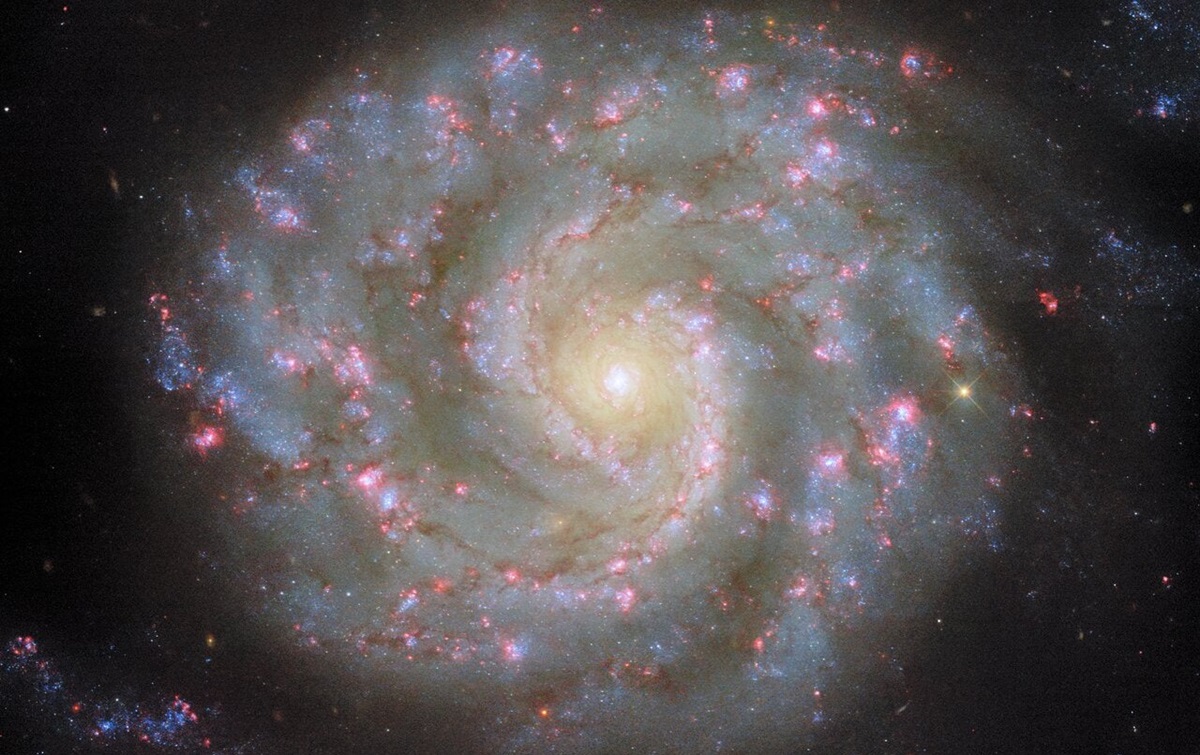 Технології - Телескоп Хаббл зробив вражаюче фото далекої галактики