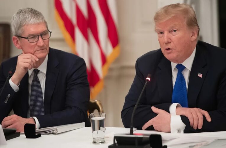 Трамп персонально сказав Тіму Куку, що не хоче виробництва Apple в Індії