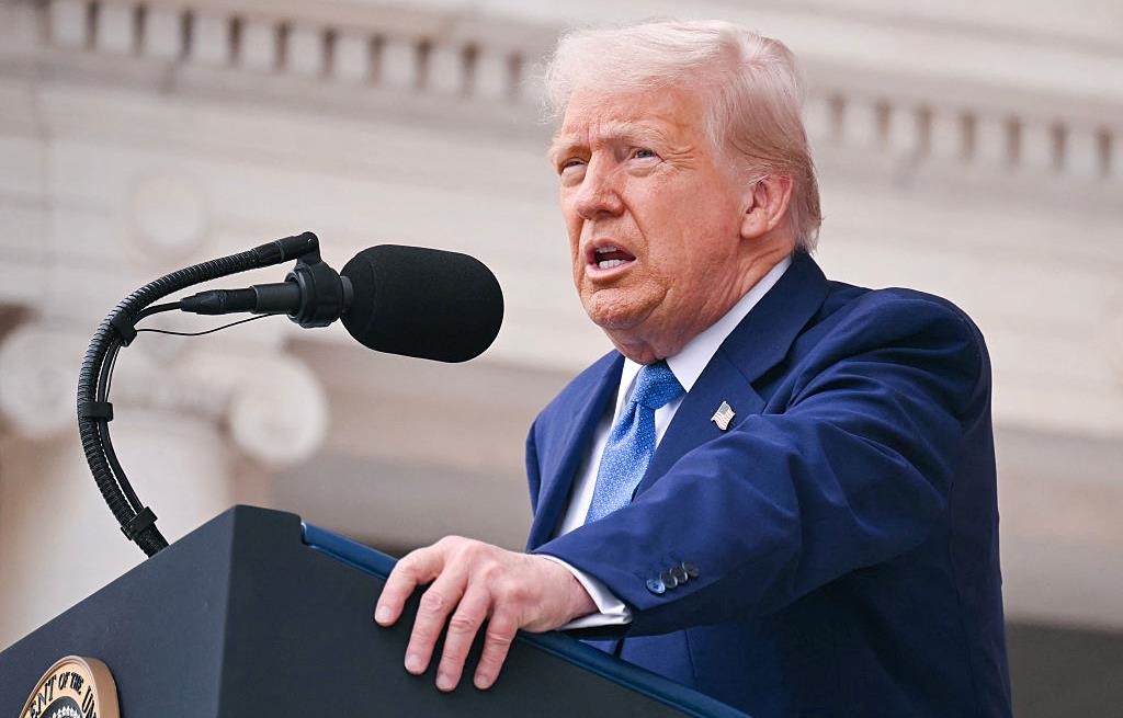 Новини світу - Трамп розглядає рішення щодо зброї Україні - ЗМІ