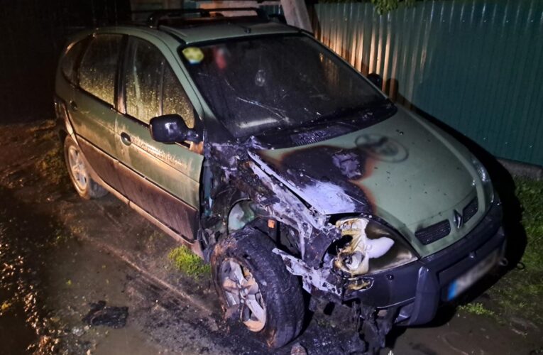 ​У Бердичеві підпалили два військових автомобілі