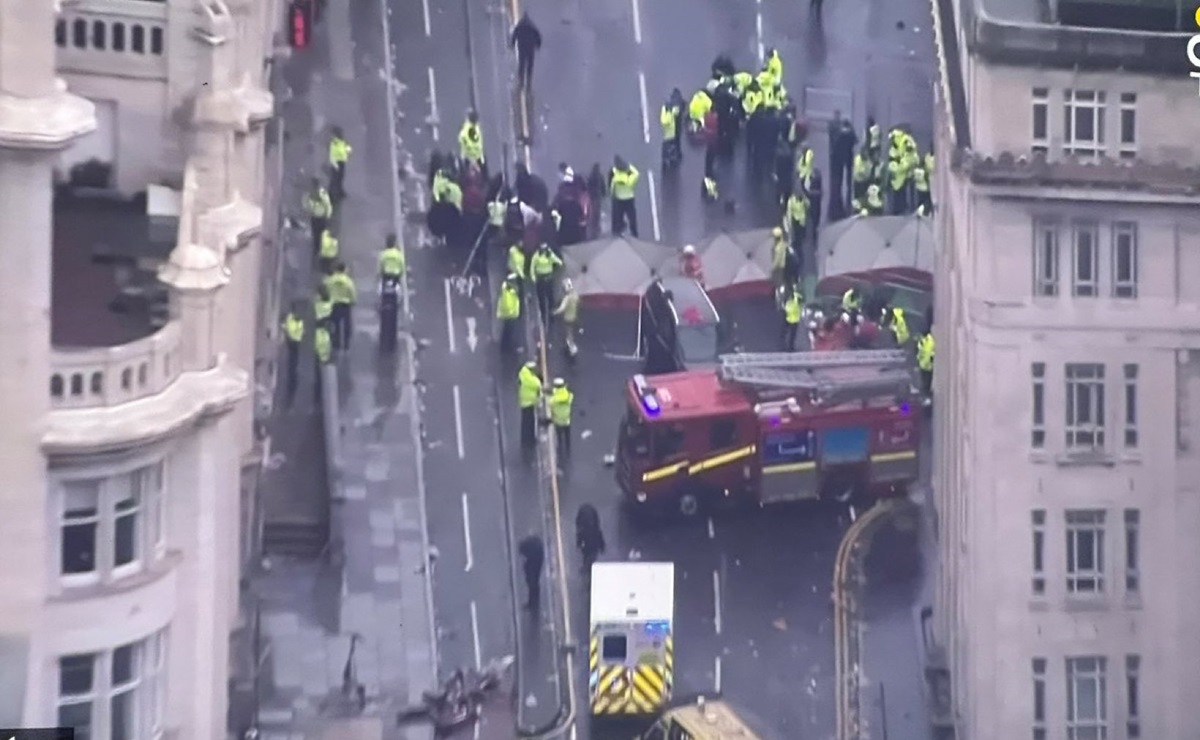 Новини світу - У Британії авто врізалось у натовп фанів Ліверпуля