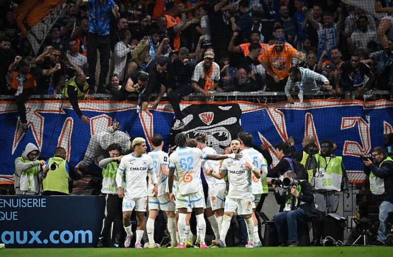 У Франції футбольний матч було перервано на півгодини через заворушення