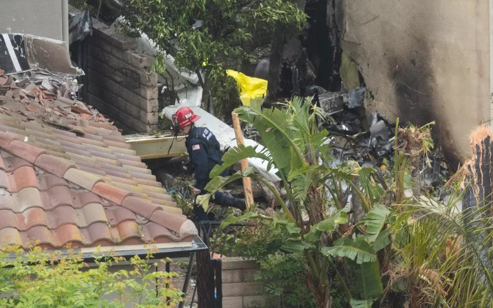 Новини світу - У Каліфорнії саморобний літак упав на житлові будинки