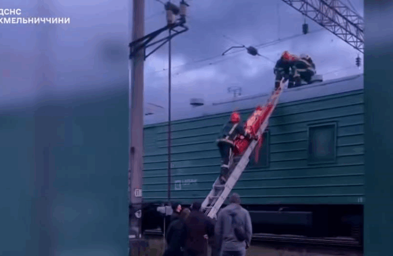 У Хмельницькому хлопця вразило струмом на вагоні