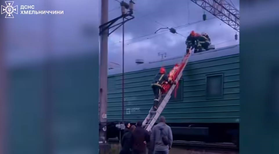 Новини України - У Хмельницькому хлопця вразило струмом на вагоні