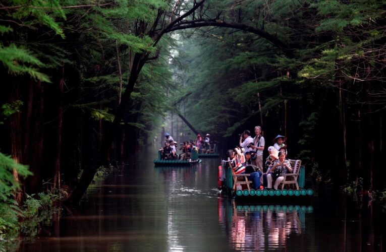 У Китаї перекинулися човни з десятками туристів: є жертви