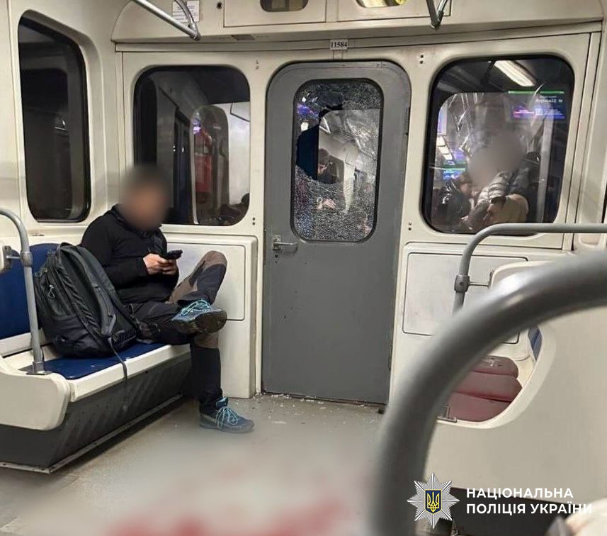 Новини Києва - У Києві п'яний хлопець розбив скло у вагоні метро