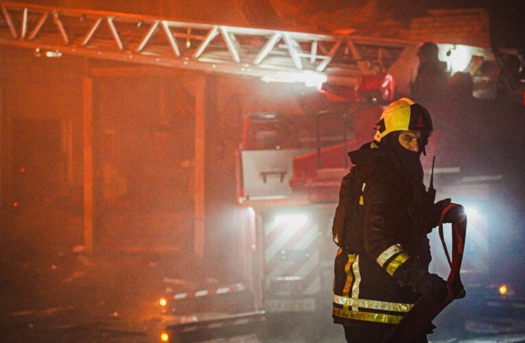 У Києві уламки дронів вцілили у житловий будинок