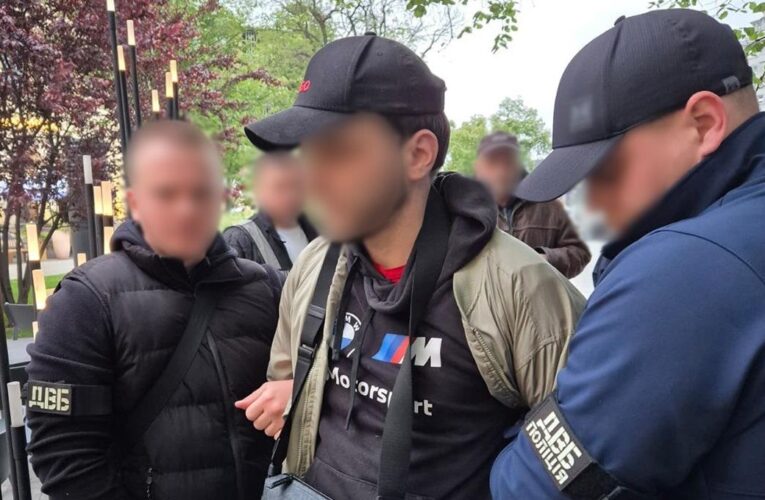 У Києві власник барбершопу допомагав клієнтам тікати від мобілізації