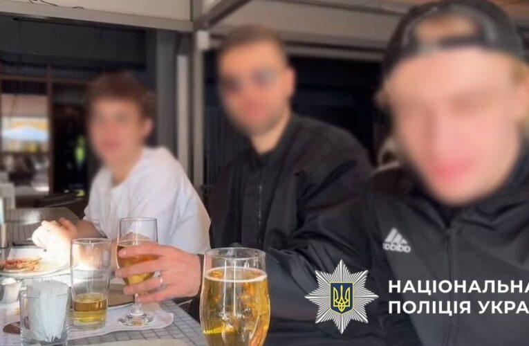 У Києві затримано молодиків, які хизувались зброєю в прямому ефірі