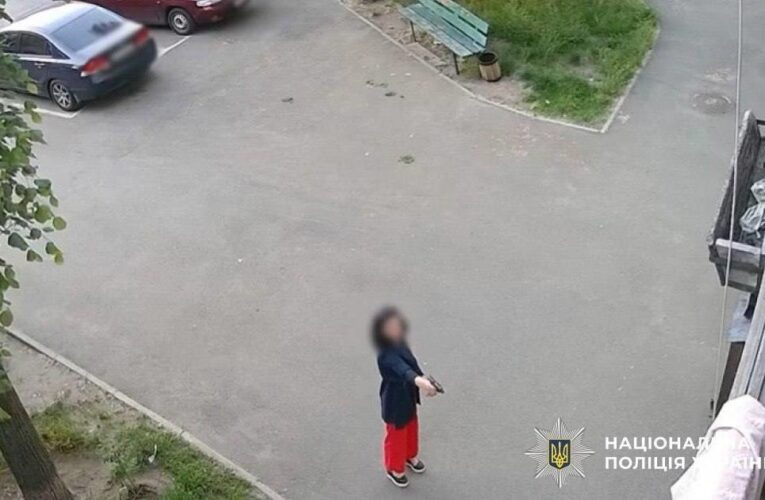 У Києві жінка стріляла по дверях багатоповерхівки