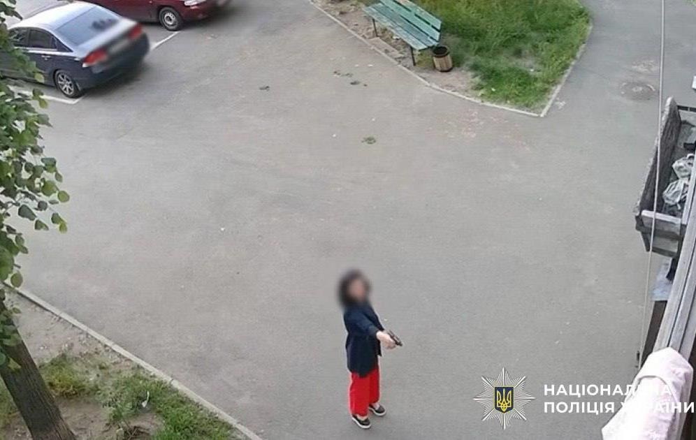 Новини Києва - У Києві жінка стріляла по дверях багатоповерхівки