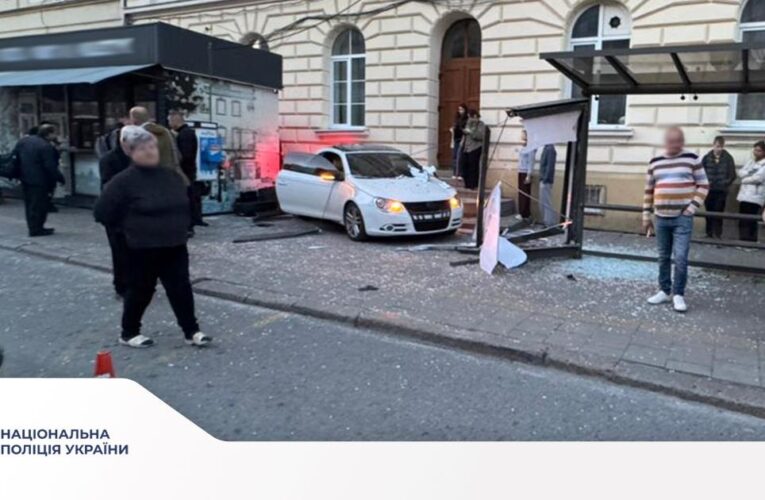 У Львові водій протаранив зупинку: постраждала дівчина