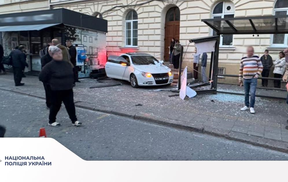 Новини України - У Львові водій протаранив зупинку: постраждала дівчина