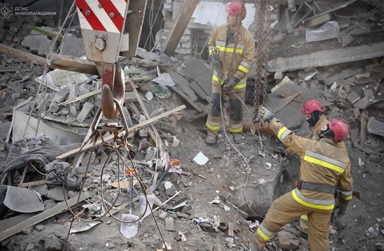 У Миколаєві з-під завалів дістали тіло жінки