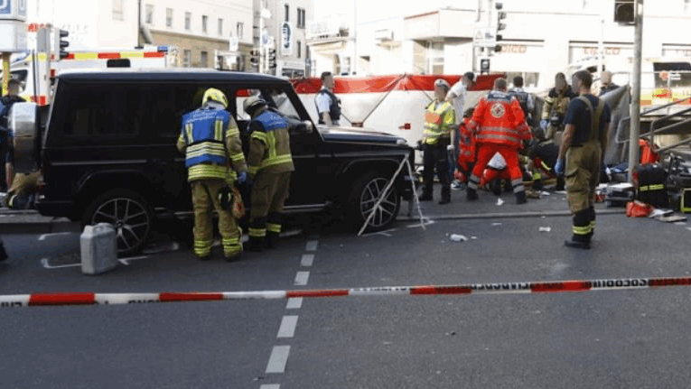 У Німеччині авто вʼїхало в натовп людей, є постраждалі