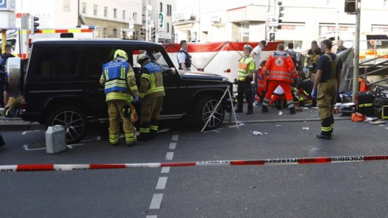 Новини світу - У Німеччині авто вʼїхало в натовп людей, є постраждалі