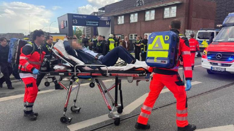 Новини світу - У німецькому Гамбурзі жінка влаштувала різанину на вокзалі: 12 поранених