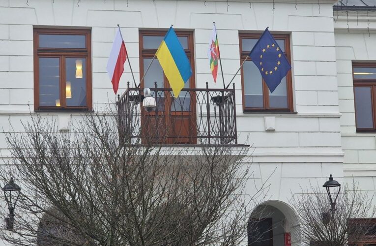 У Польщі зірвали прапор України на мітингу проросійського політика