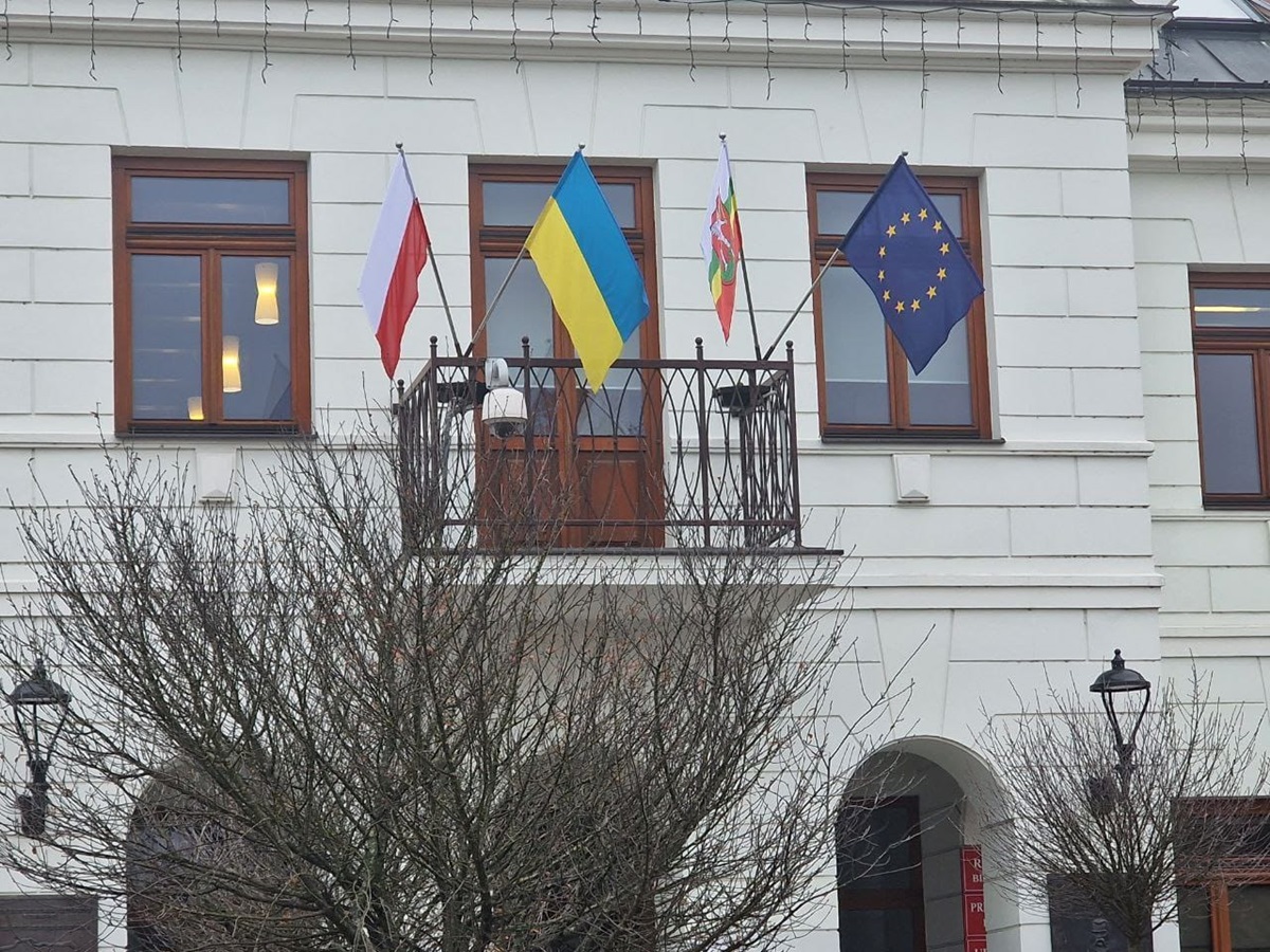 Новини світу - У Польщі зірвали прапор України на мітингу проросійського політика