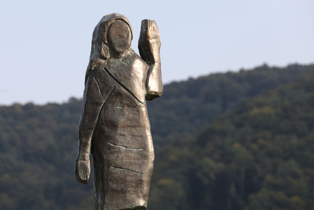 Новини світу - У Словенії зникла статуя Меланії Трамп