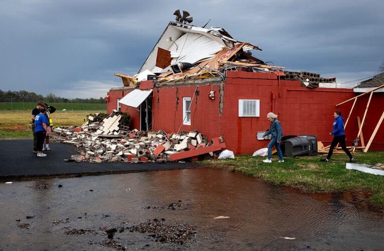У США десятки людей стали жертвами торнадо