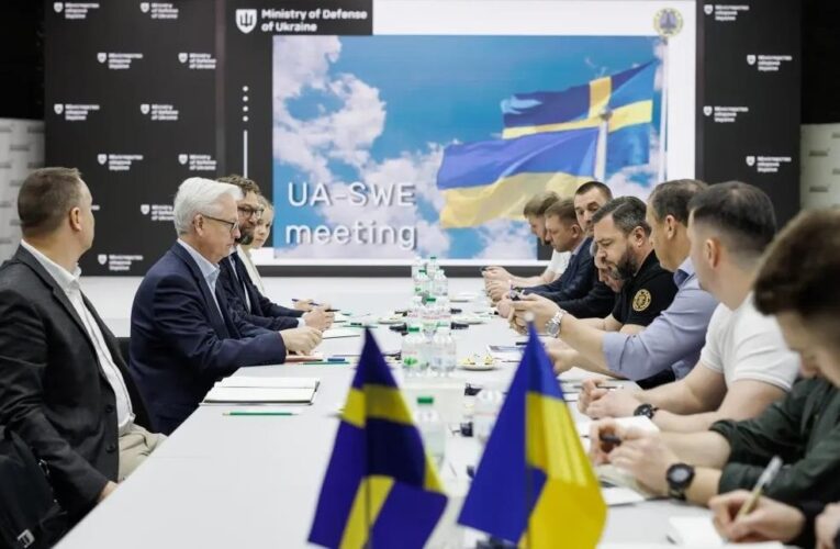 Україна та Швеція домовились про модернізацію літаків