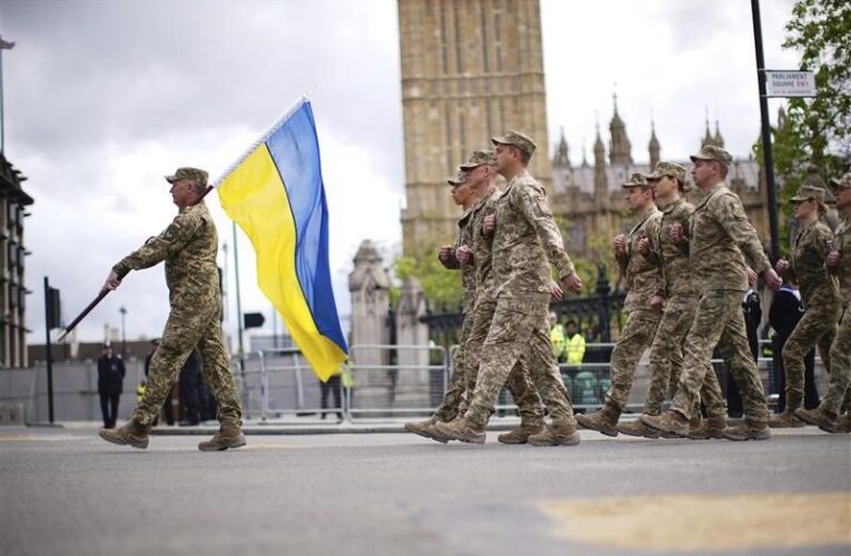 Українські воїни під оплески крокували на параді в Лондоні