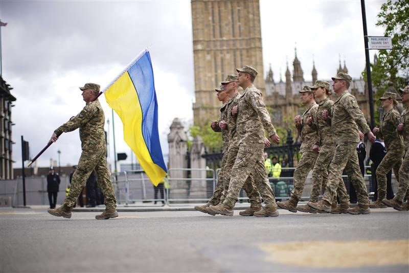Новини світу - Українські воїни під оплески крокували на параді в Лондоні