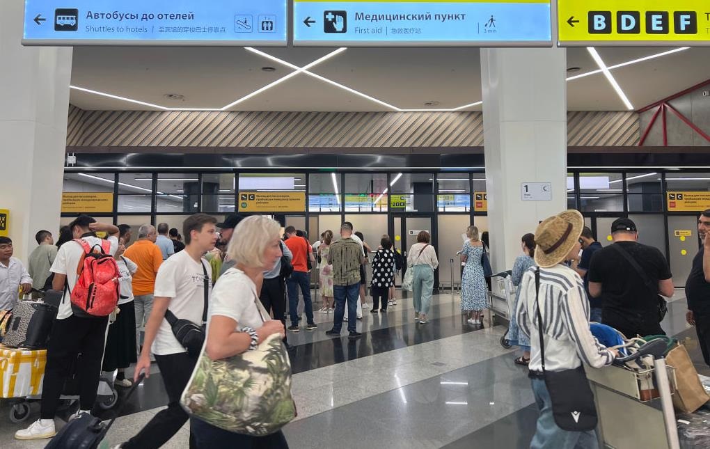 Новини світу - В аеропортах Росії стався колапс через атаки дронів