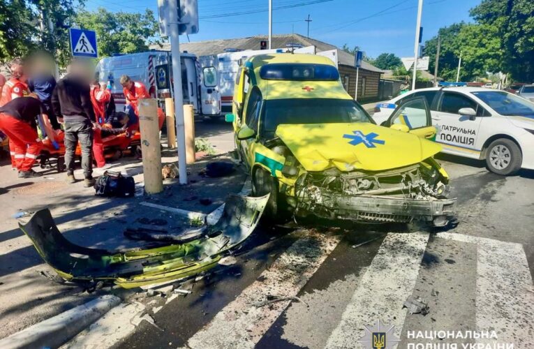 В Ізмаїлі швидка зіткнулася з легковиком, є жертва та постраждалі