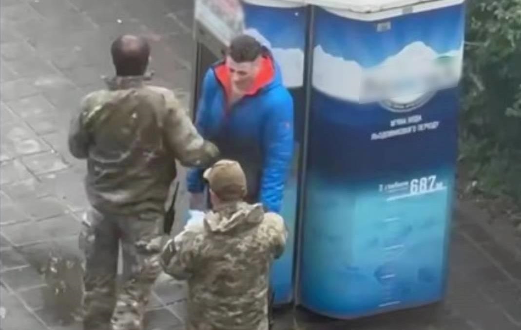 Новини України - В Харкові працівнику ТЦК оголосили підозру за побиття чоловіка