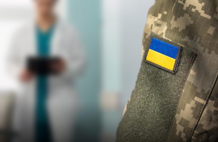 В Хмельницькому ТЦК чоловік зістрибнув з вікна другого поверху