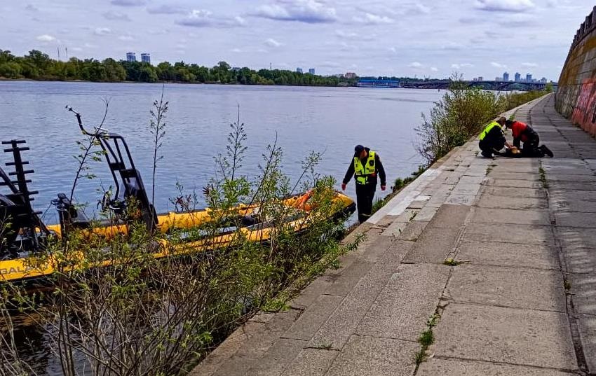 Новини Києва - В Києві жінка впала в Дніпро з Пішохідного мосту