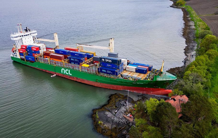 Новини світу - В Норвегії вантажне судно "в'їхало" в сад місцевого жителя