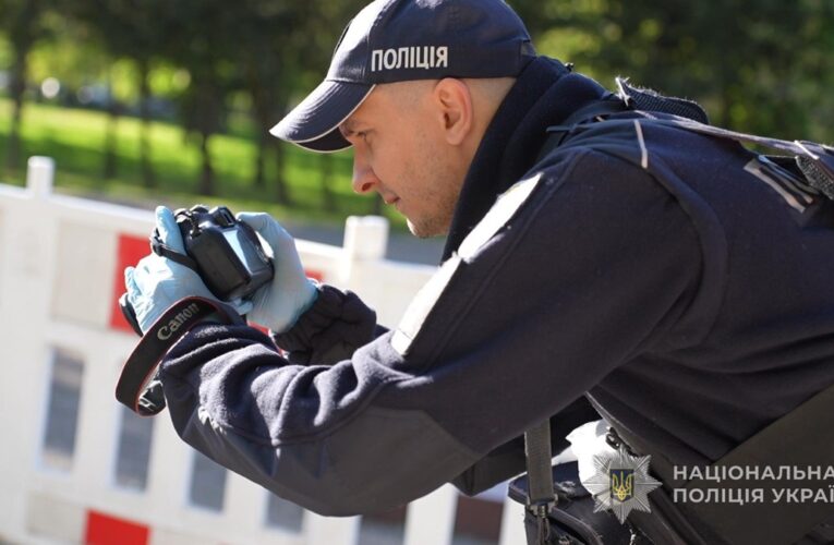 В Одесі чоловік з ножами поранив поліціянтів