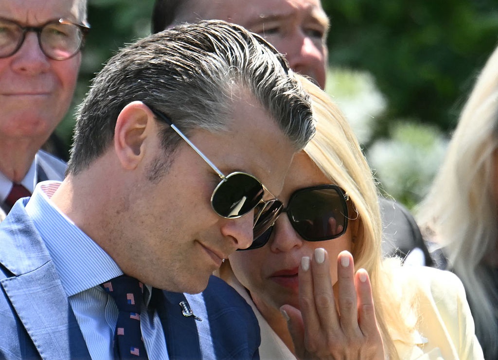 Новини світу - В Пентагону розширили розслідування про використання Signal Геґсетом - ЗМІ