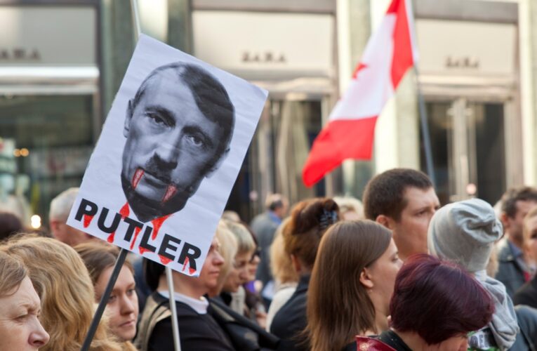 В Росії заборонили меми з Путіним в образі Гітлера