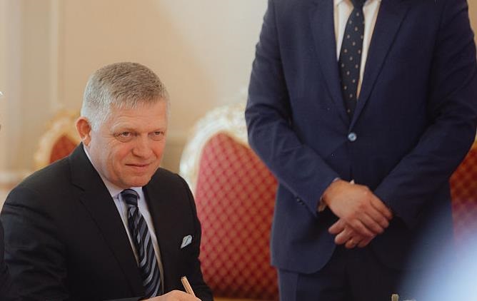 В Словаччині заявили, що Фіцо досі планує їхати на парад в РФ