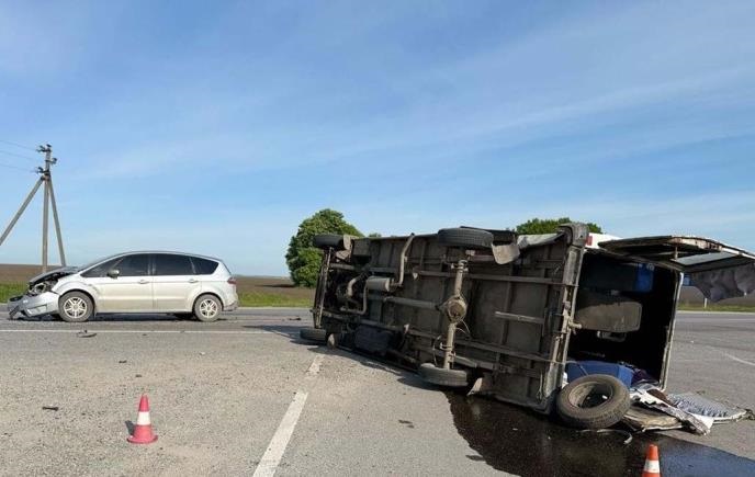 В Тернопільській області перевернувся бус з пасажирами: вісім потерпілих