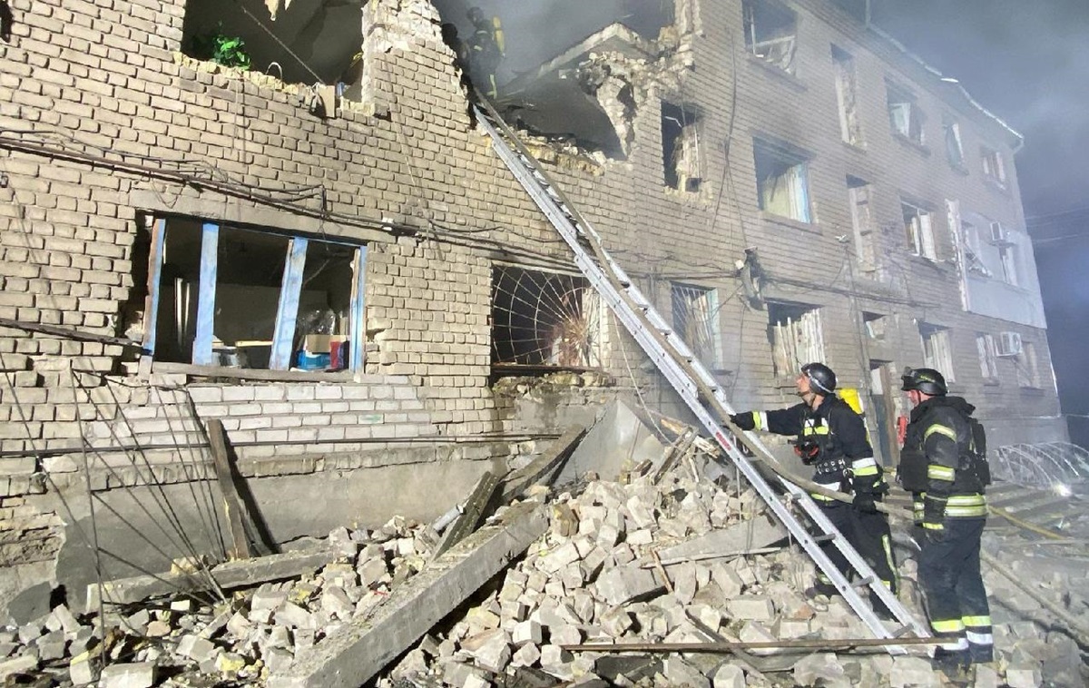 Новини України - В Запоріжжі витягли з-під завалів людину