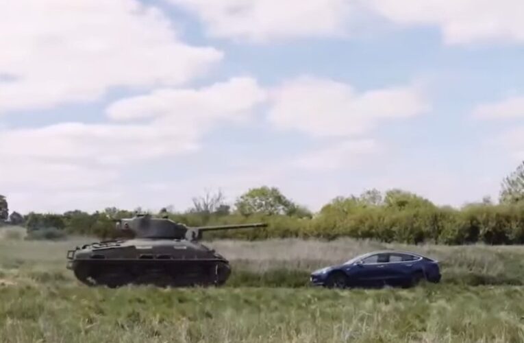 Ветеран Другої світової танком переїхав авто Tesla