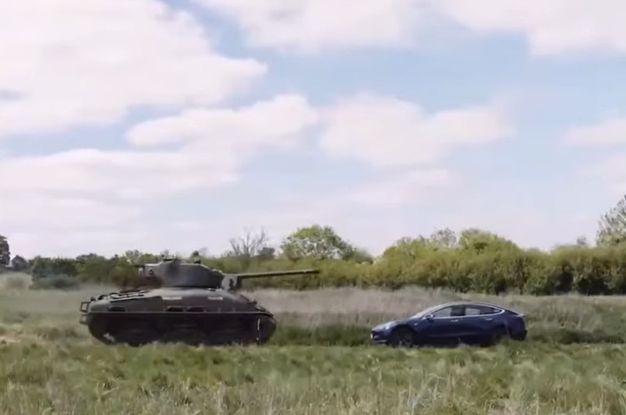 Новини світу - Ветеран Другої світової танком переїхав авто Tesla