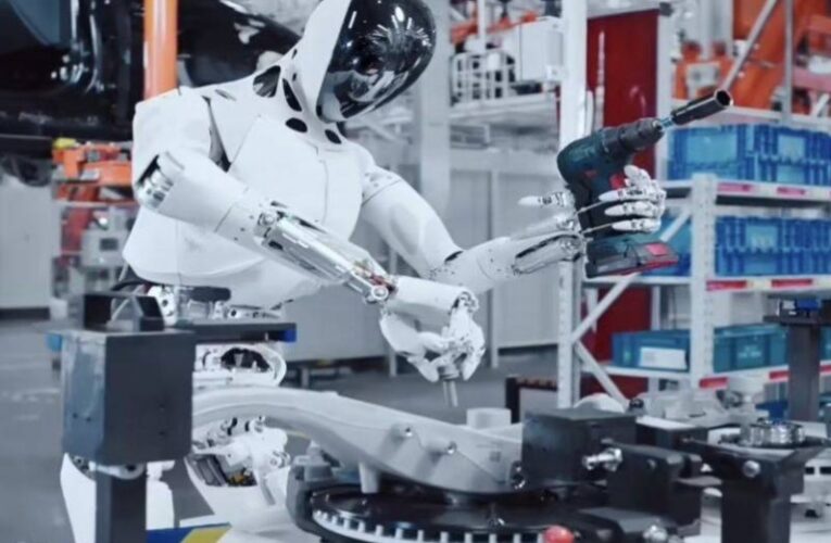 Xpeng представила людиноподібного робота, який працює на її виробництві