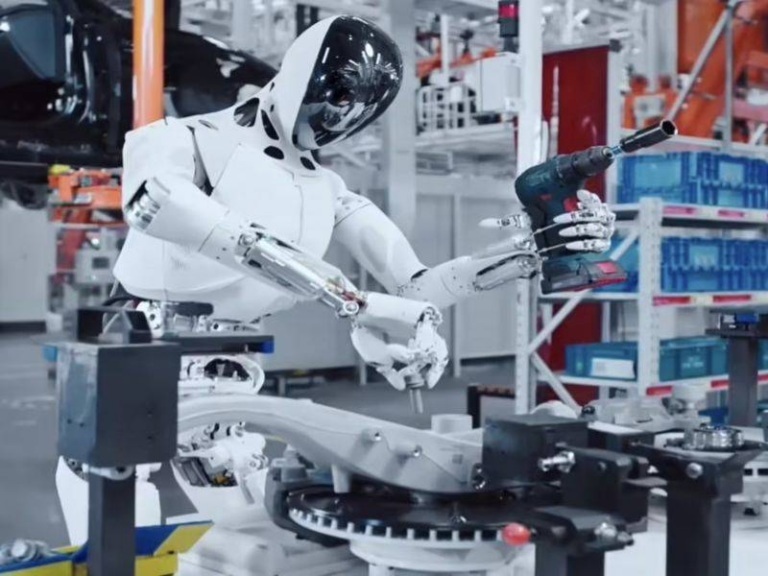 Технології - Xpeng представила людиноподібного робота, який працює на її виробництві