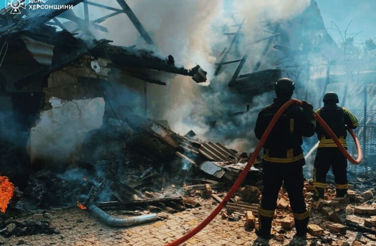 З’явилися фото наслідків обстрілів у Херсоні