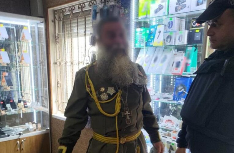 Затримано священника УПЦ МП, що вбрався в радянську форму